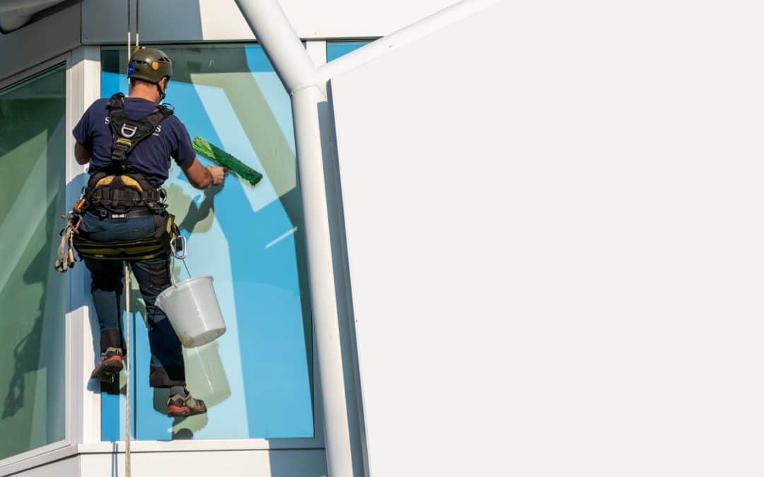 Un cordiste réalise un nettoyage en hauteur