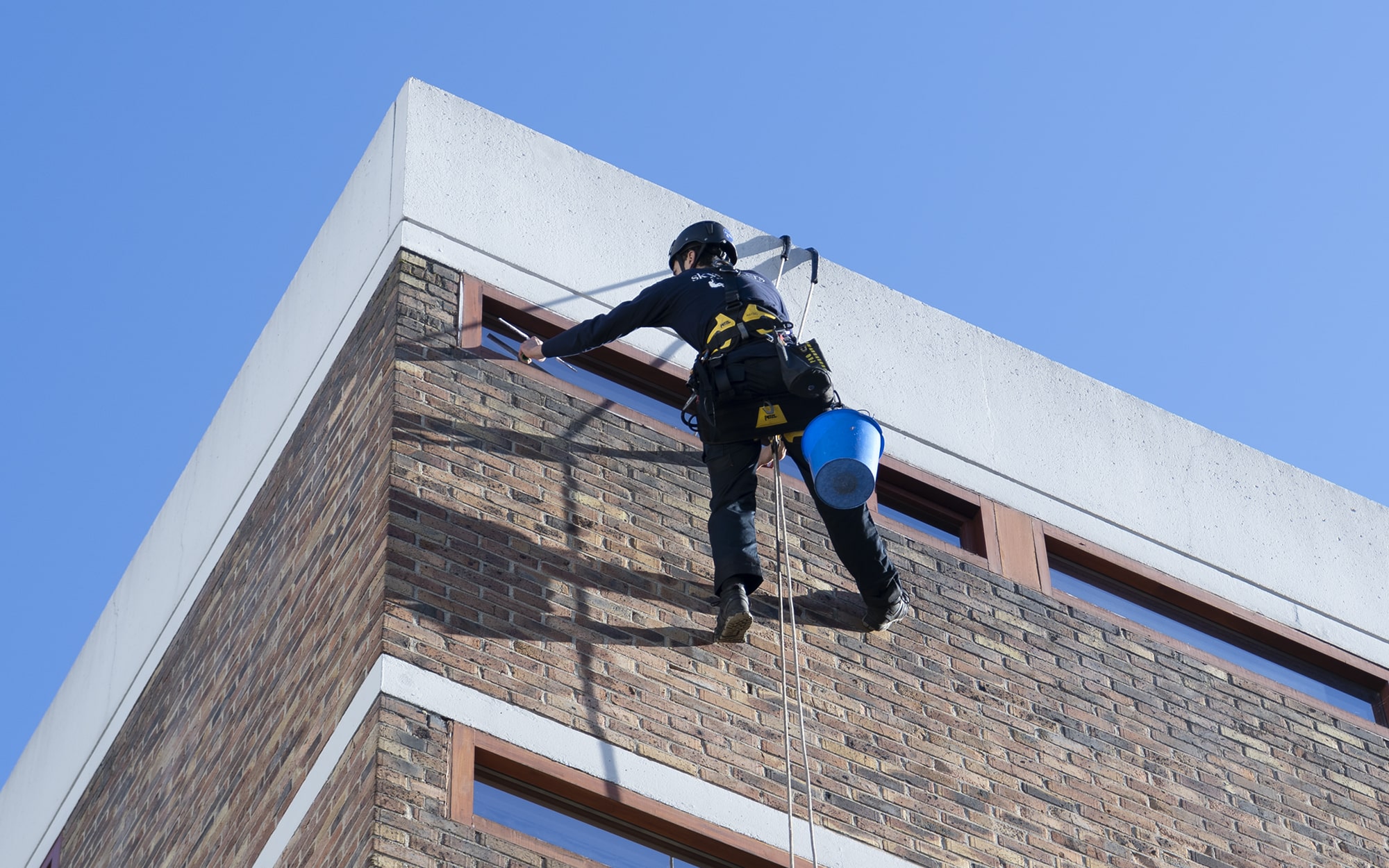 Laveur de vitres en hauteur Un laveur de vitres de Skyworkers en train de nettoyer une habitation à Paris
